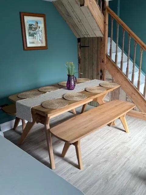 Brand New Stylish Converted Coach House In Cardiff 0*,